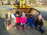 Die Kinder genießen die Baustelle